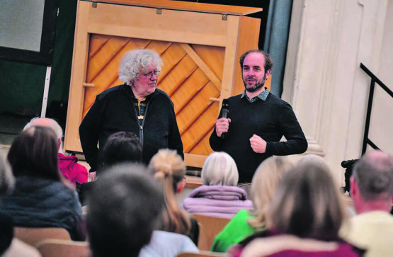 Einen ersten Eindruck vermittelten der musikalische Leiter Andres Joho und Co-Dirigent und Chorleiter Chasper Mani. (Bild: zVg.)