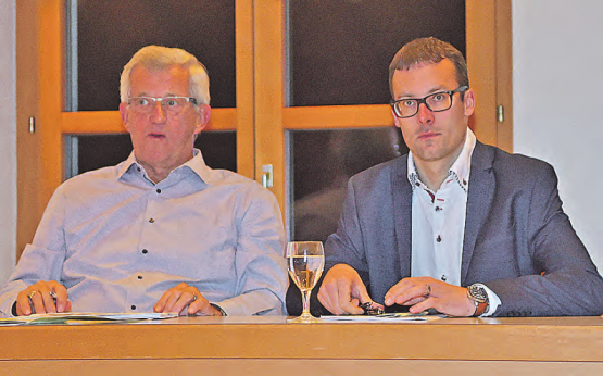 Betretene Miene bei den beiden zurücktretenden Zetzwiler Gemeinderäten Beat Heinzer (links) und Roger Stenz. (Bild: wr)