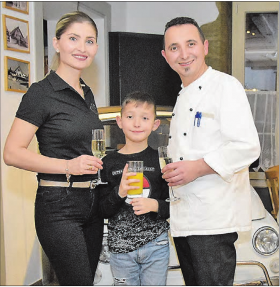 Beim Begrüssungsapéro: Veprim Ukaj und seine Ehefrau Vjasa, zusammen mit Sohn Diar. (Bild: Martin Zürcher)