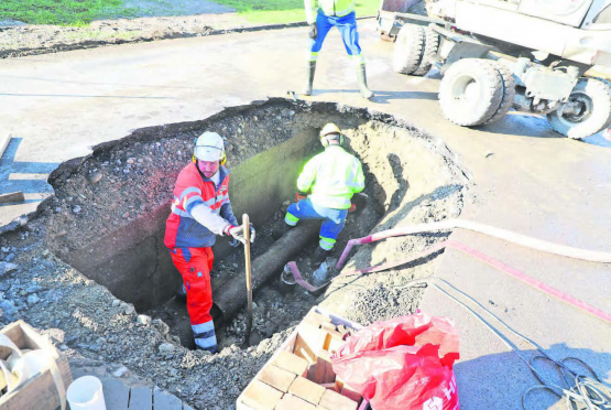 Ein grosses Loch in der Strasse: Rund eine Million Liter Wasser spülten Geröll und Sand auf die Sandgasse und hinterliessen grossen Schaden. Einige Haushaltungen blieben während Stunden ohne Wasser. (Bilder: rc.)