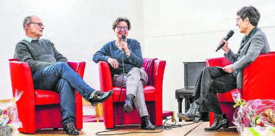 Maya und Masoud Godarzi-Vogt im Gespräch mit Maja Petrus (r.). Ihr ist es als Moderatorin gelungen, im Gespräch die verschiedenen Facetten der vielfältigen Herausforderungen aufzuzeigen. (Bilder: psi.)