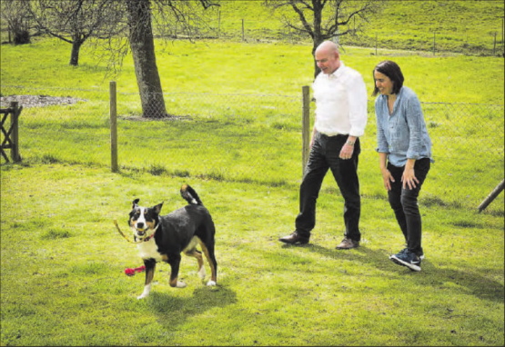 Im Alltag darf auch der Spass nicht fehlen: Bruno Rudolf und Ehefrau Brigitte kommen dank Hund Aimy zu viel Bewegung.