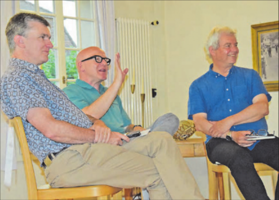 Sie stachelten den Autor zu verschiedenen Aussagen auf: Severin Lüscher (li.) und Felix Wettstein (re.). Markus Kirchhofer zieht dabei auch das erfreulich zahlreich erschienene Publikum mit ein. (Bild: st.)