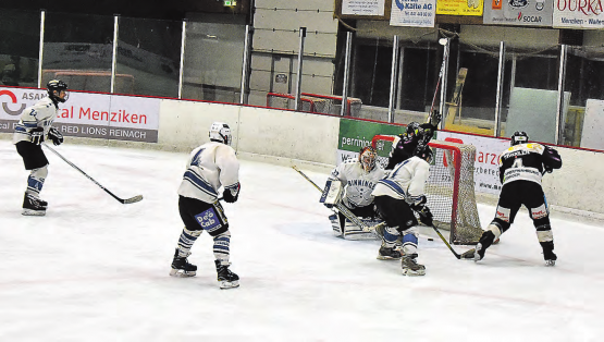 Ehrentreffer vom SC Reinach: Dem Torschützen Thomas Fehlmann (vor dem Tor) und Rico Troxler gelingt es für einmal eine Lücke aufzureissen. (Bild: mars)