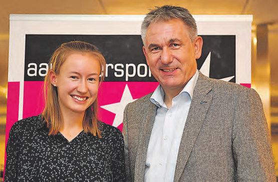 NewComer Award: Die Boniswiler Orientierungsläuferin Aline Gemperle erhielt den Preis von Regierungsrat Alex Hürzeler. (Bild: zVg.)