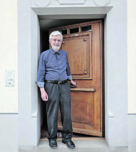 Chorherr Josef Wolf vor dem St. Johannes-Pfrundhaus.