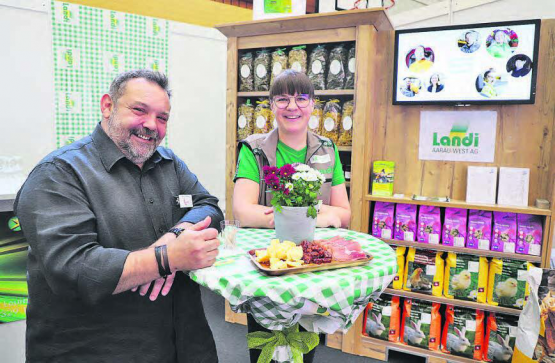 Landolfi goes Landi: Mirco Hyala, Vertreter der Landolfi Group, stattete der Geschäftsleiterin der Landi Kölliken, Manuela Schmidig, einen Besuch ab.
