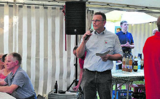 Gemeindeammann Martin Grütter hielt eine kurze Festansprache, passend zur lockeren Atmosphäre.