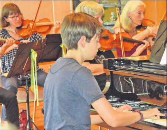 Andris Lienhard, der Jüngste und Ruedi Frey, der Älteste der Solisten: Sie sorgten für einen Brückenschlag über Generationen, welcher beim Publikum gut ankam. (Bilder: st.)