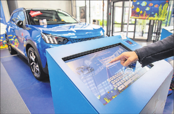 Bärenmarkt Reinach: Mit der persönlichen Aqua-Win-Spielkarte können die Kunden einmal täglich um jeden Gewinn spielen. (Bild: zVg.)