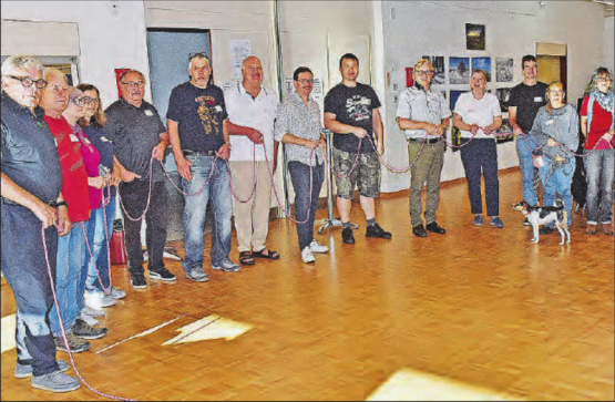 Wie lange leben sie schon in Schlossrued? Bolliger wohnt bereits seit 1948 im Dorf, die Dame rechts seit fünf Jahren – alle ziehen an einem Strang, wie das Seil symbolisiert.