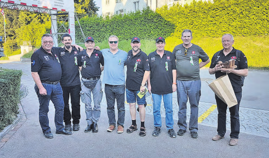 Zum Schluss ihrer Reisen: Die SG Staffelbach posiert zum Gruppenfoto vor dem Haupteingang zum Festzentrum in Sirnach. (Bild: zVg.)