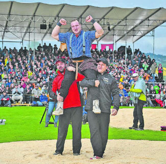 Sieger Joel Wicki wird nach dem Schlussgang gegen Sven Schurtenberger nach knapp drei Minuten auf den Schultern getragen. (Bild: zVg.)