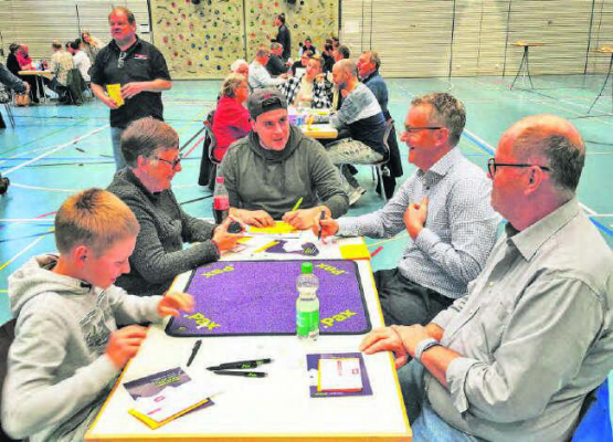 Mäuschenstill war es während der vier Jass-Runden. (Bild: Fritz Thut)