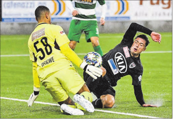 In diesem Fall ist Kriens-Torhüter Osigwe schneller. Kevin Spadanuda (r.) holte insgesamt einen Penalty heraus und spielte den Pass zum 3:1. (Bild: Sarah Rölli)