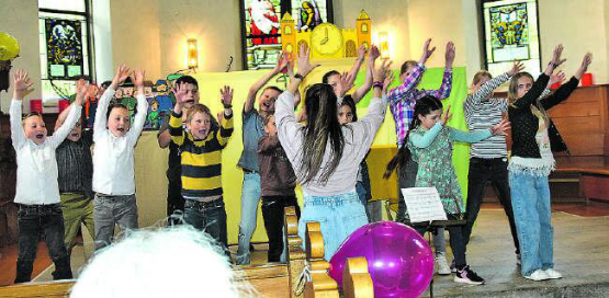 Frischfröhliche Kinderstimmen und Tanz: Die Leiterin des Kinderchores, Jael Baumann, hielt die Schar ganz schön auf Trab. (Bild: st.)