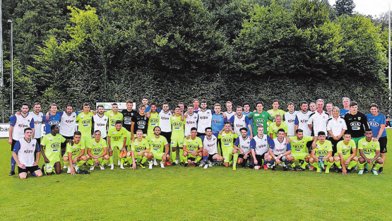 Wie eine grosse Familie: Die Amateure aus der Aargauer 2. Liga und die Profis vom FC Aarau haben auch gemeinsame Vergangenheiten. Das Spiel – diesmal organisiert durch den SC Schöftland -– ist deshalb auch im dritten Jahr seiner Austragung ein gesellschaftliches Ereignis. (Bild: Alexander Wagner/AFV)