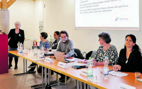 Der Vorstand der Spitex Menziken-Burg führte im Saal des Asana Spitals durch die Traktanden der Mitgliederversammlung. (Bild: dr.)