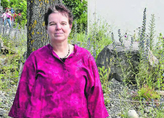 Evelyne Haustein, Präsidentin der Natur- und Landschaftsschutzkommission Reinach zeigte die Vorteile einer Ruderalfläche auf. (Bilder: hg.)