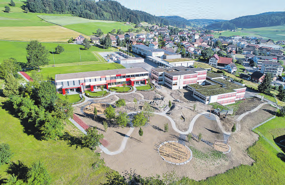 Der Spielplatz ist noch nicht ganz fertig gebaut: Bereits fertiggestellt sind die Wege auf die grosszügige Anlage – die Eröffnung soll am 21. September erfolgen. (Bilder: zVg.)