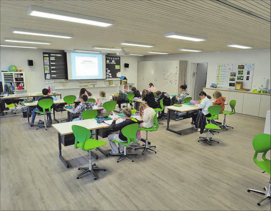 Neues, helles Schulzimmer im ehemaligen Werkhof Pfeffikon. (Bild: zVg.)