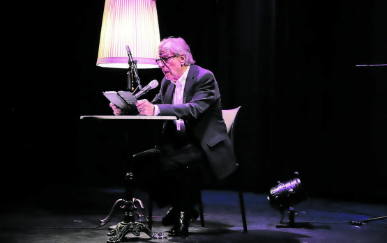 Mit Schirmlampe, Charme und Buch: Der Wynentaler Autor Klaus Merz genoss das «Heimspiel» und las im TaB Theater am Bahnhof aus seinem neusten Werk «Noch Licht im Haus». (Bilder: rc.)