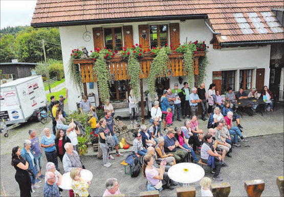 Die Besucherinnen und Besucher hörten den Referenten gespannt zu. (Bilder: jaf.)