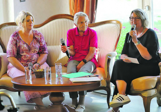 Eine gediegene Gesprächsrunde im Saal des Pflegeheims Sonnenberg: v.l. die aktuelle Heimleiterin Miriam Lo Conte, die erste Heimleiterin Johanna Ernst und die Moderatorin Janine Murer. (Bilder: Remo Conoci)
