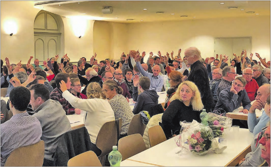 Viele Hände in der Höhe: An der Gemeindeversammlung in Beinwil am See waren die Stimmenzähler mehr als üblich gefordert (Bild: msu.)