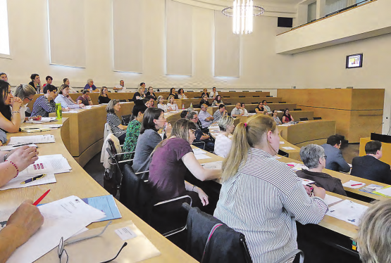 Versammlung im Grossratssaal: Interessierte aus dem ganzen Kanton fanden zusammen um mehr über die Wichtigkeit der Frühkindlichen Bildung zu erfahren. (Bilder: moha.)