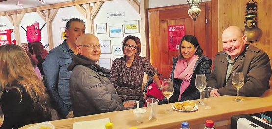 Versöhnliches Ende nach einer schwierigen Saison: Menzikens Gemeindeammann Erich Bruderer (links) und SVP-Nationalratskandidat Bruno Rudolf geniessen das lockere Beisammensein. (Bilder: Fä.)