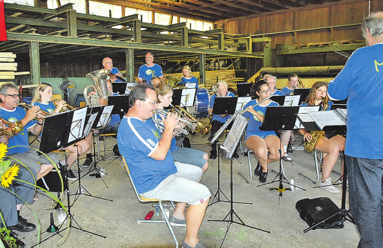Jedes Jahr ein willkommener Gast: Die Musikgesellschaft Schmiedrued unter der Leitung von Christian van Rijs umrahmte die Schlossrueder Bundesfeier in der Halle der Ruedersäge AG. (Bilder: st.)