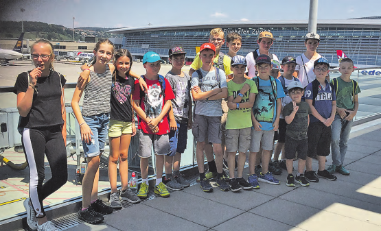 Der Flughafen ist erkundet, der Rucksack geplündert: Mit vielen spannenden Erlebnissen und Erinnerungen posieren die Ferienspass-Homberg-Kinder für das obligate Gruppenbild. (Bild: zVg.)