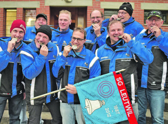 Bewiesen auch mit der Silbermedaille Humor und Biss: Die SG Leutwil mit (vorne, von links) Marco Lüscher, Hanspeter Gloor, Christian Rauch, Christian Gloor; (hinten) Werner Neeser, Joachim Merz (Ersatz), Matthias Lüscher, Bruno Emori und Hansueli Lüscher. (Bild: wr.)
