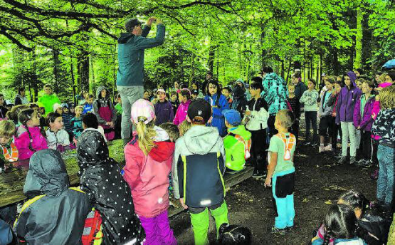 Instruktionen für rund 170 Kinder: Beni Imboden erklärte der grossen Schar den Ablauf des Tages und schickte sie in den Wald, um brauchbares Material zu sammeln. (Bilder: st.)