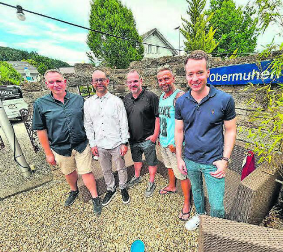 Gewählt ist mit 482 Stimmen: Nils Hunziker (Bildmitte). Flankiert wird er von seinem Chef Didier Blétry, Bezirksrichter-Kandidat Christian Keppler (linke Seite), Mario Knechtli und Adrian Schoop. (Bild: rc.)