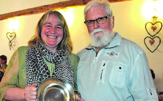 Dank für 25 Jahre Vereinstreue: Annemarie Bärtschi nimmt aus den Händen von Rolf Senn den Teller entgegen (Bild: st.)