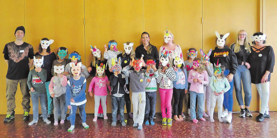 Wer steckt wohl hinter dem Gewand? Die Kinder der evangelisch-reformierten Kirchgemeinde Menziken-Burg verbrachten kunterbunte Kindertage miteinander. (Bild: zVg.)