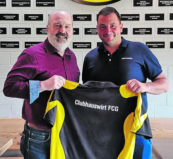 Wechsel auf die neue Saison hin: Markus «Gonzbu» Bucher (links) übergibt die Clubhausschlüssel in die Hände von David Hüsler. (Bild: zVg.)