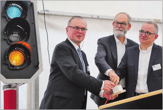 Die Macher und Redner und stellten die Ampel am letzten Freitag auf Grün: Aaraus Stadtpräsident Hanspeter Hilfiker, AVA-CEO Dr. Severin Rangosch und Hans Setz, Präsident der Generalunternehmung «Gross». (Bild: Remo Conoci)
