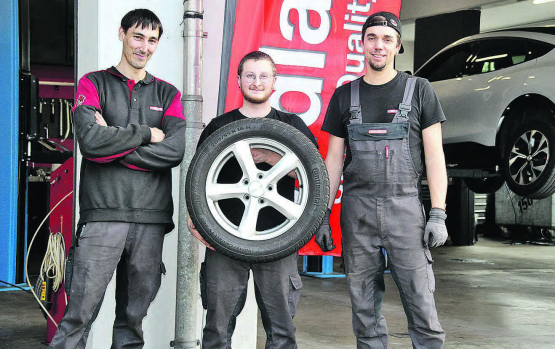 Wechselte Reifen im Akkord – das kleine aber sehr effiziente Team der Event Garage: (v.l.) Inhaber Stefan Von Gunten, Dominik Reinhardt, Panos Brunner. (Bilder: rms)