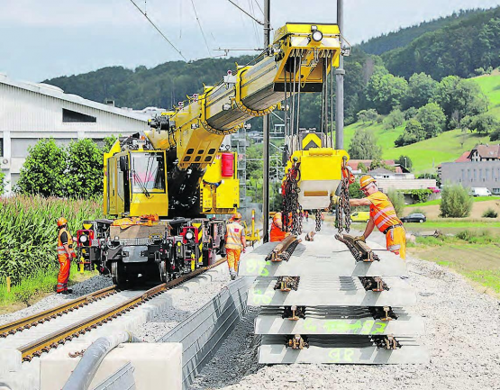 Im Oberwynental stand der Kirow Multi Tasker KRC 800 ZW der Firma Vanoli erstmals im Einsatz. Er kann Elemente, bestehend aus Betonschwellen und Schienen (sogenannte Jochen), direkt ins Gleisbett hieven. (Bilder: rc.)
