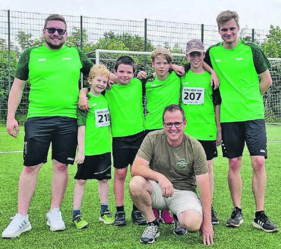 Erfolg für die Jugi-Knaben vom Satus Gontenschwil: (v.l.) Florian Hunziker, Lionel Ammann, Livio Hintermann und Loris Hintermann, umrahmt von den Leitern Sven Schmid und Patrik Hofmann, vorne im Bild Sponsor Reto Hintermann. (Bild: zVg.)