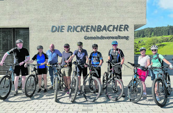 Sportlich unterwegs: Der Rickenbacher Gemeinderat «on Tour» bei besten äusseren Bedingungen. (Bild: zVg.)