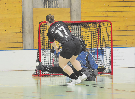 Nadine Hofstetter (verdeckt) rettet bei diesem Penalty mirakulös und schafft ein Shoot-out. (Bild: Roland Jaus)