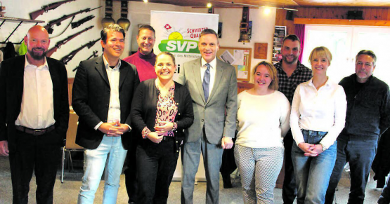 Präsentierten sich am diesjährigen Käseschnitten- und Raclette-Essen in Oberkulm: (v.l.) Bruno Rudolf, Simon Baumgartner, Siegfried Sommerhalder, Regierungsratskandidatin Martina Bircher, Regierungsrat Jean-Pierre Gallati, Samira Furrer, Manuel Kaspar, Barbara Borer-Mathys und Roger Schmid. (Bild: zVg.)
