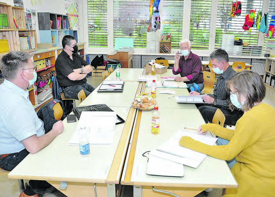 Fusionsprüfung Burg-Menziken, Arbeitsgruppe 8 «Name, Wappen, Ortsteile, Postadresse, Vereine und Kultur» an der Arbeit: Deren Leiter, der Burger Vizeammann Hans-Peter Steiner freut sich: «Es ist genial, dass wir ein so effizientes Team sind. Auch haben alle Mitglieder meines Erachtens ein gutes ‘Gspüri’ für die Befindlichkeit der Bevölkerung.» (Bild: zVg.)