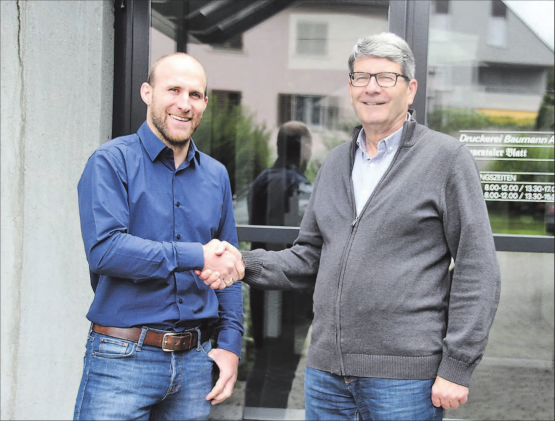 Der langjährige Herausgeber Hans Baumann hat mit Martin Nietlispach (links) die optimale Lösung für den Fortbestand des «Wynentaler Blatt» gefunden. (Bild: rms.)