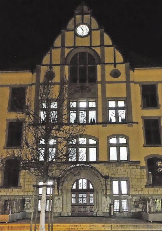 Ein Wintermärchen: Der beleuchtete Mittelteil des Centralschulhauses in Reinach. (Bilder: rf.)