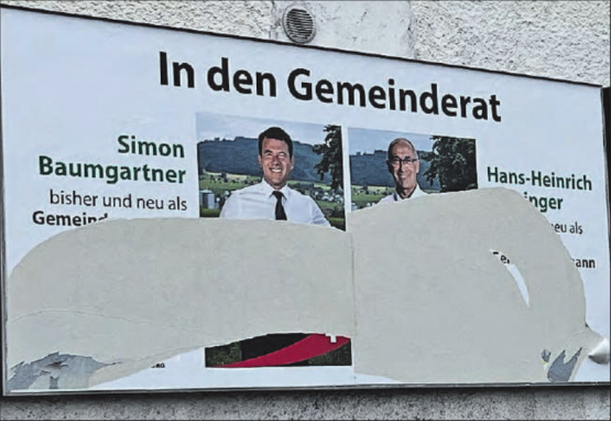 Kurz nach den Wahlen wurde dieses Plakat zerrissen. (Bild: dr.)